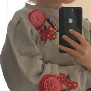 Super gullig och somrig ljusgrå sweatshirt med blom detaljer ifrån Zara. Nästan aldrig använd och den säljs ej längre 💕