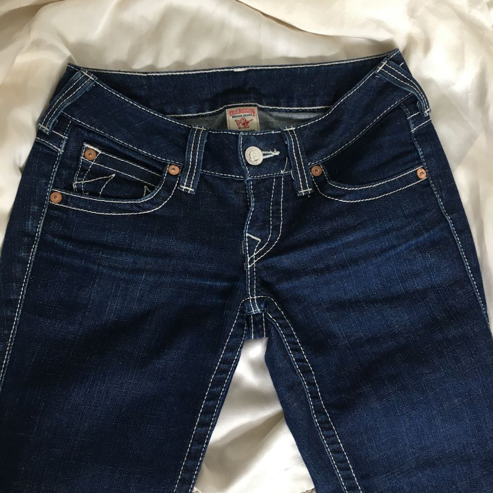Supersnygga äkta True Religion jeans! Säljer pågrund av de tyvärr är för små för mig. Mörkt tvättade low rise jeans i jätte bra kvalité! Raka i modellen men på mig är det lite bootcut. Skriv till mig privat om du har frågor! Innerbenslängd: 74cm. (Frakt: 96kr ) BUDGIVNING! 🦋. Jeans & Byxor.
