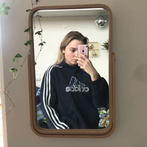 Vintage adidashoodie - Mörkblå Hoodie från adidas köpt 2hand. Fint skick förutom en lagning vid höger armhåla som inte syns när du har den på dig :)