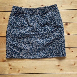 Jeanskjol  - Superfin leopardmönstrad jeanskjol! Väl använd men fortfarande i bra skick. Dragkedja i bak och fickor på sidorna💕