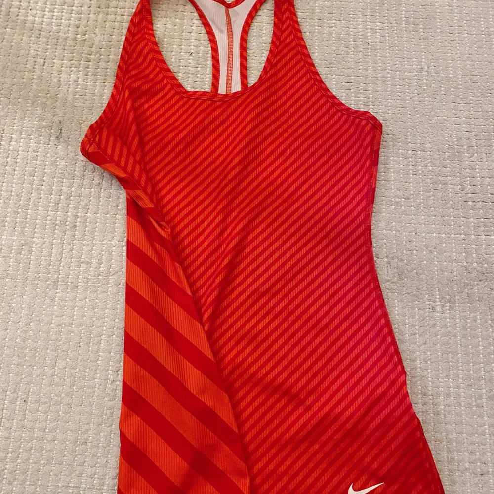 Rött Nike linne med ränder på fram och baksida, väldigt bekvämt men använder tyvärr inte längre, tre år gammalt väldigt fint skick🏋🏼‍♀️🤸🏽‍♀️❤️. Hoodies.