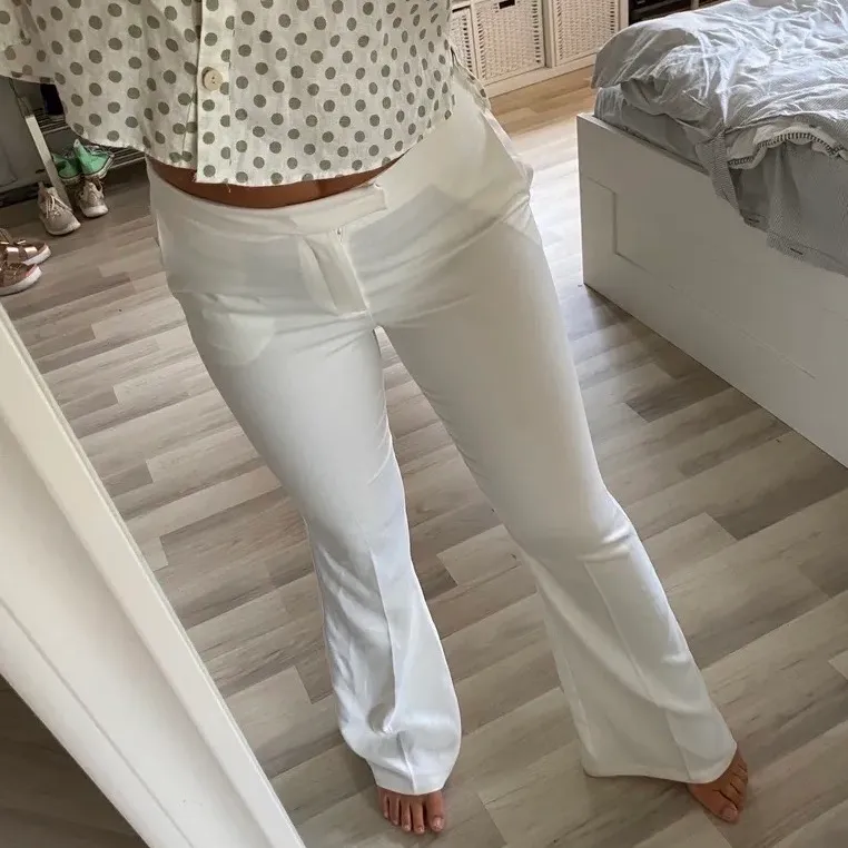 Jättefina vita kostymbyxor! Väldigt sköna och snygga! Köpte på plick men säljer på grund av att de är förstora😕. Storlek s men är som m. 160 + frakt!💕 Kontakta mig privat för frågor eller vid intresse😊(OBS!! Lånade bilder!!). Jeans & Byxor.