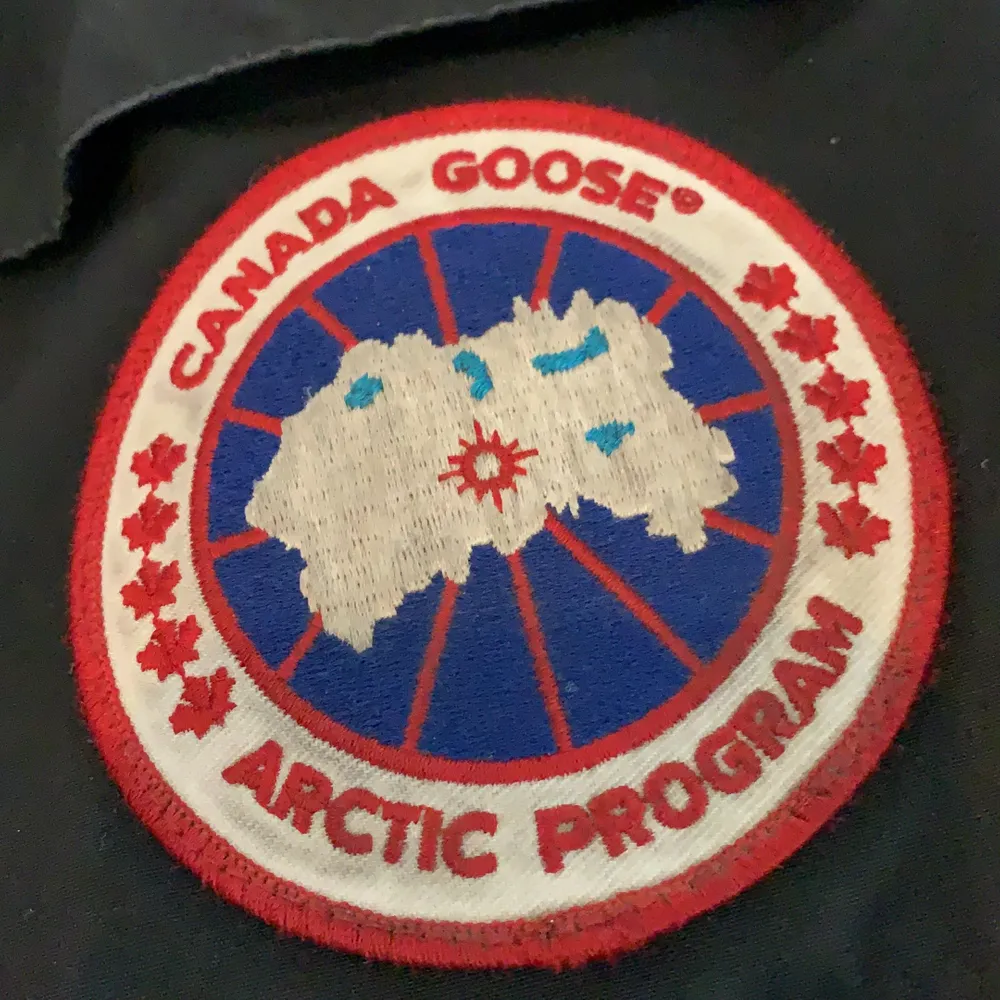 En äkta Canada Goose herrjacka i sparsamt använd skick med äkta päls, behöver dock tvättas fraktas ej. Jackor.