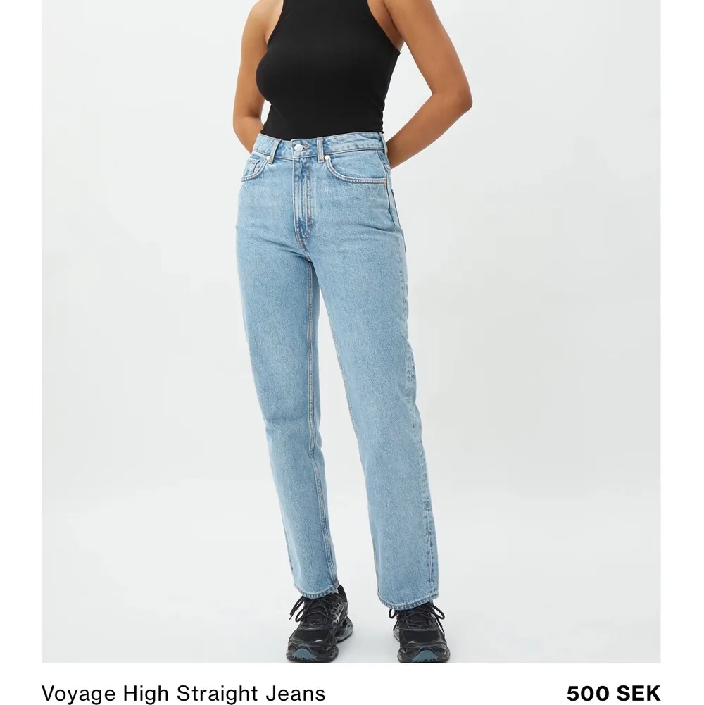 Voyage High Straight jeans från Weekday. Säljer pga att jag har ett par likadana och dessa är för stora för mig. Passformen är perfekt! Nypris 500 kr 🤍. Jeans & Byxor.