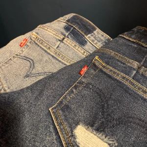 Helt nya Levi’s oanvända jeans! - Säljer dom här skitsnygga jeansen som tyvärr var lite för små när jag köpte dom, dom är helt nya och oanvända! Storleken är 25/30 på båda, säljer dom för endast 300 kr styck!🤩
