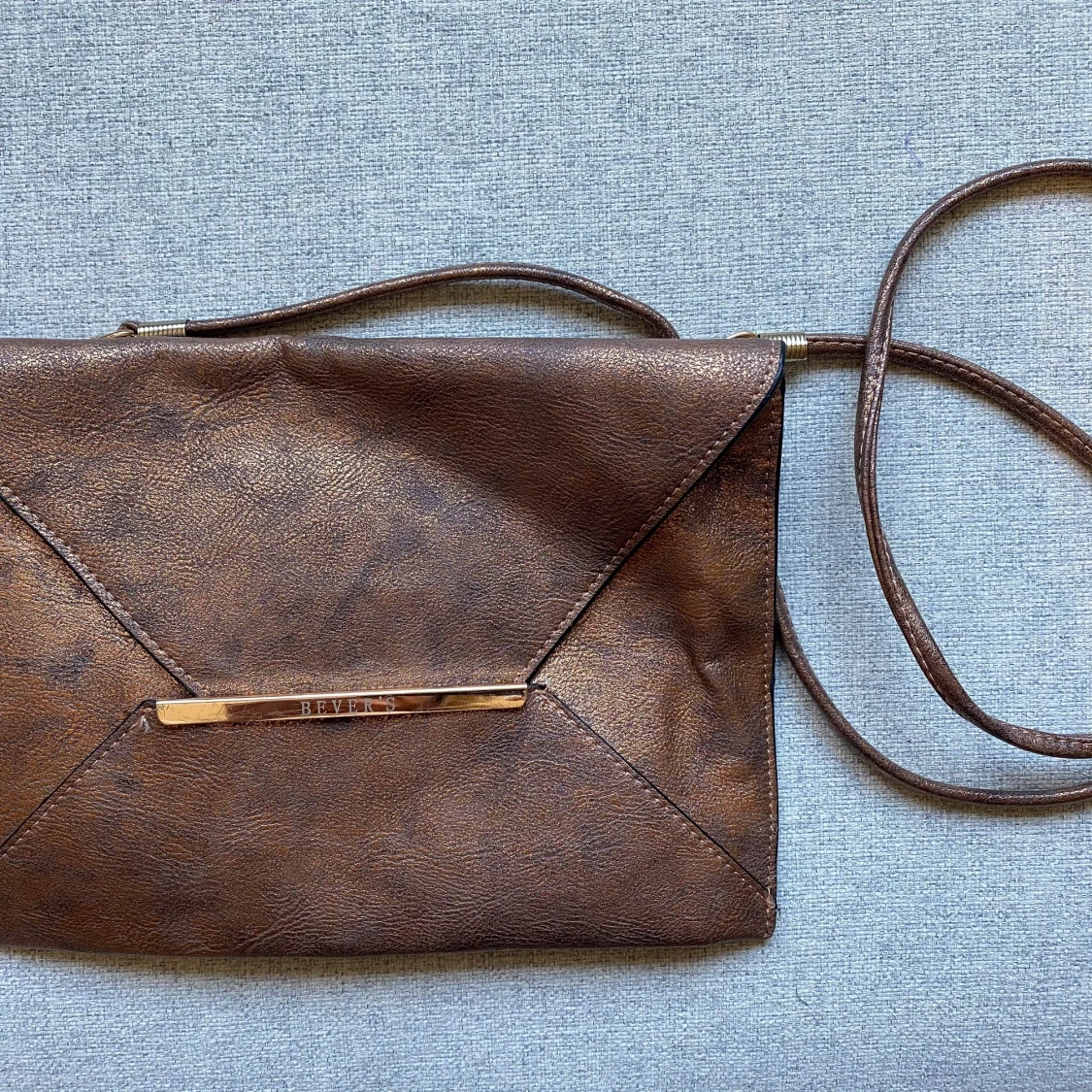 Bronfärgad kuvertväska med axelband