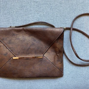 Bronfärgad kuvertväska med axelband - Fint skick, använd fåtal gånger