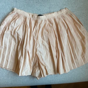 Puderrosa shorts från Monki - Stl 36, mycket fint skick