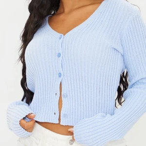 Cardigans - Säljer mina två Cardigans då dom inte kommer till användning längre! I pastelllila och babyblue, superfina nu till våren! Säljer båda för 150, en på 100.Frakt tillkommer på 63kr🌸🌸