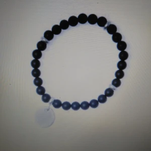 Armband från Bud to Rose (Zone Silver-Black)  - Säljer ut smycken från Bud to Rose från en konkursutförsäljning. Allting säljes för ca 70% av ordinarie pris. Allt kommer från från en butik som tvingats stänga. Så helt nya smycken för 70% av ordinarie pris. Priset som står på varan här inne gäller. Varan skickas mot fraktkostnad, kollar upp summa för detta efter hand som ni beställer då många beställer mer än en sak och då blir priset annorlunda. Betalning via swish. Bild lånad från Bud to Rose. 