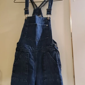 Hängselbyxor  - Köpta på tise. Nedlagda så att den passar mig som är 173, därav fransarna. Strl 36 från H&M Coachella