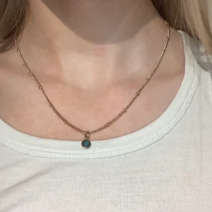 Halsband - Fint halsband med en grön Sten💚💚 Köparen står frakten!!
