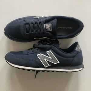 New Balance 410  - Mörkblåa och skitfeta:) dock inte min storlek men kanske din! Skriv om du undrar om frakt 