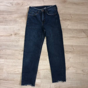 Mom jeans från H&M.  - Jeansen har en snygg detalj som är att det ser ut att dem är slitna. Jätte fina på. Dem är bara använda 5 gånger. Om du är intresserad hör av dig💗