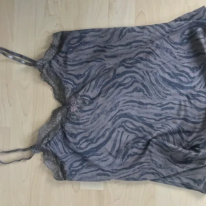 Oanvänd - Velour topp hår att ha både som mys och vardagstopp HELT OANVÄND 