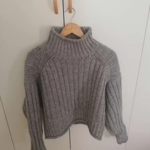 Stickad tröja - Storlek s från hm, lite nopprig annars fint skick. Köparen står för frakt