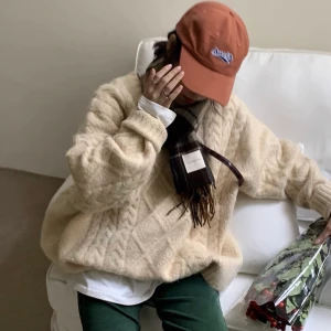 Stickad tröja  - Super mysig stickad tröja. Aldrig använd. Storlek L(lite liten i storlek dock). Köparen står för frakt! Skicka gärna ett meddelande om du vill ha fler bilder eller har några frågor! 