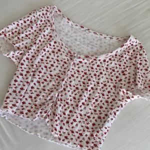 söt blommig topp - Världens sötaste topp som är perfekt nu till våren! Den passar en S-M då den är stretchig💖