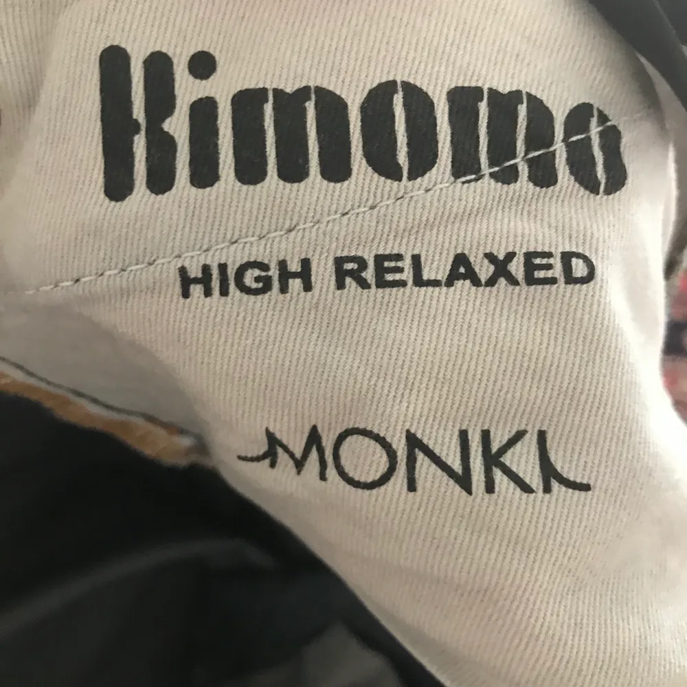 Mörkblå jeans från Monki, modellen Kimomo high relaxed. Smal, rak modell med hög midja. Säljer pga för små för mig, därför också mycket sparsamt använda.. Jeans & Byxor.