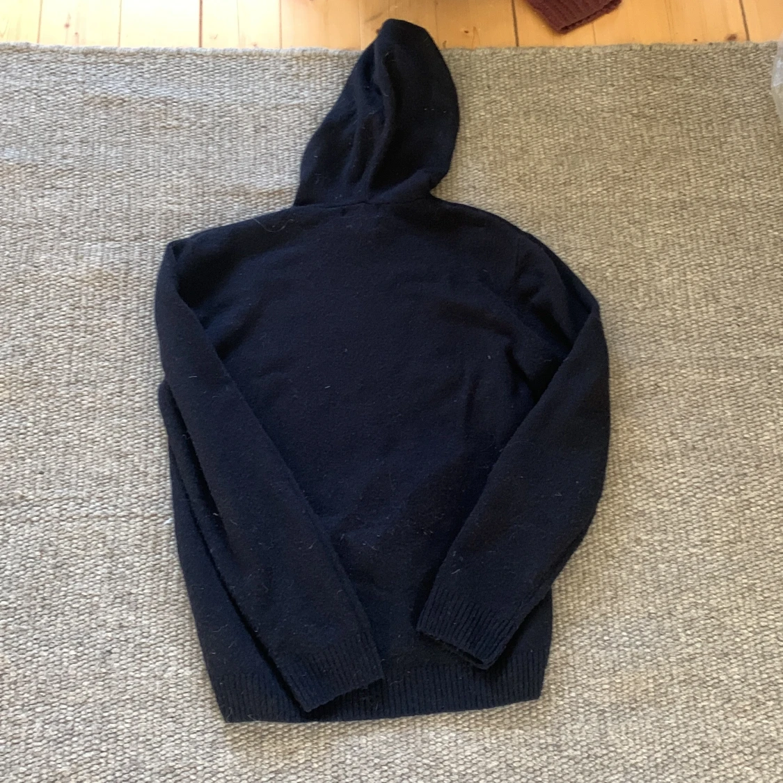 Marinblå hoodie från H&M i stickat material - 1