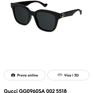Svarta solglasögon från Gucci - Snygga svarta solglasögon från Gucci med fyrkantig form och klassisk GG-logga i guld på skalmarna. Tillverkade i blankt syntetmaterial och har mörka linser som ger en cool och tidlös vibe. Perfekta för att lyfta din stil till nästa nivå. INGEN KVItto SERIE NUMMER FINNS OCH MAN KAN KOLLA DET HOS SYNSAM!!!!!!! INGEN FÖRPACKNING.