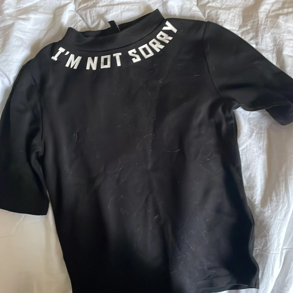 Svart topp med text från H&M Divided