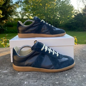 Maison Margiela GATS(kvitto finns) - Tjena, säljer mina Maison Margiella GATS då jag tröttnat lite på dem och är sugen på ett nytt par skor. Skorna är använda i ca 3 månader. Skicket dem är i är fortfarande jättebra, 9/10. Om du undrar något är det bara att fråga på, svarar så snabbt jag kan 😁🙌 