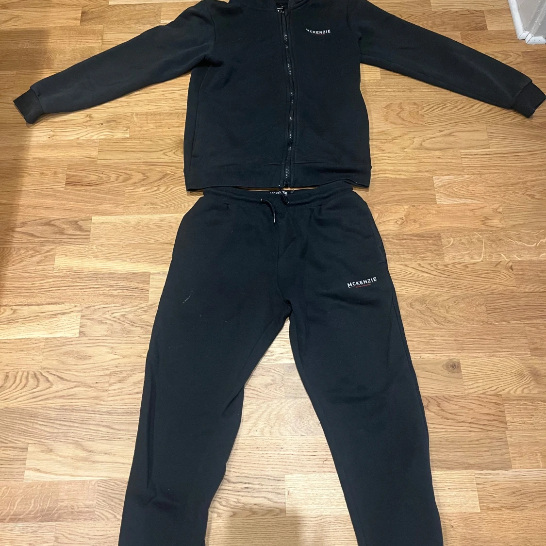 Svart tracksuite från McKenzie - 1