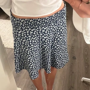 Blommig blå kjol  - Supersöt blommig kjol i oanvänt skick från lager157! :)