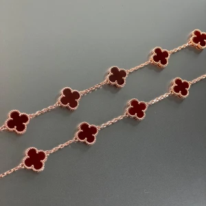 Röd klöver armband  - Säljer detta eleganta armband med röd klöver ❤️ Armbandet är i 18k guldpläterad och rostfritt stål som håller sig fint länge. Helt nytt och aldrig använt! 220/st ❤️