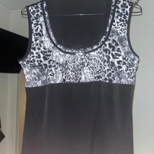Punkig topp - Jätte snygg och unik topp köpt på humana ❤️köpte den för inte alls längesen och är aldrig använd. Skulle säga att den passar L M och XL beroende på hur man vill att den ska sitta