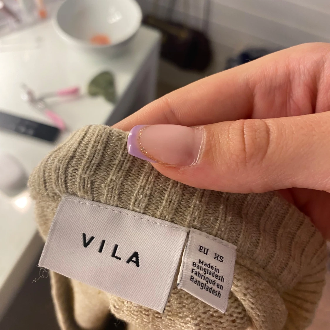 Beige stickad tröja med rund hals - 4