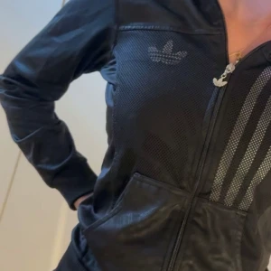 Adidas kofta - Svart adidas kofta. Lapp saknas men skulle säga att den sitter som XS. Hör av er för fler bilder/frågor.