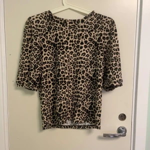 Leopard blus  - Aldrig andvönt 