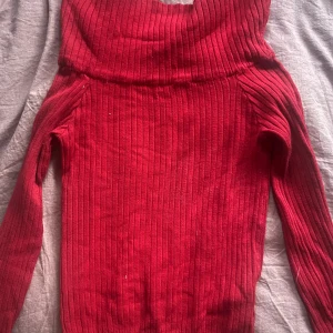 Röd ribbad polotröja från Divided XS - Säljer en röd ribbad polotröja från Divided i storlek XS. Tröjan har lång ärm, hög polokrage och är figurnära i modellen. Perfekt för dig som gillar en enkel men snygg look med lite edge. Materialet är mjukt och stretchigt för skön passform.