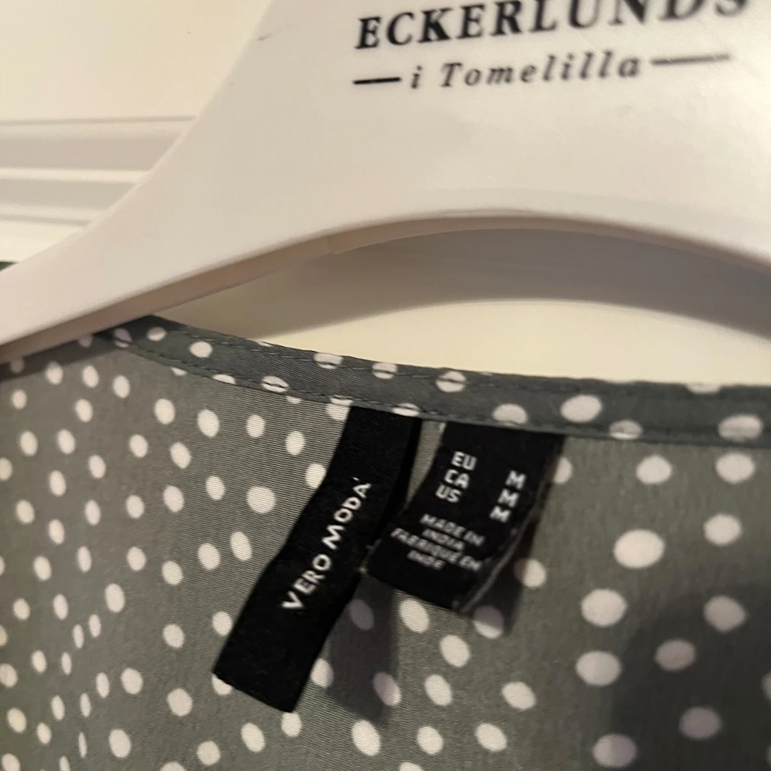 Prickig omlottklänning från Vero Moda - 1
