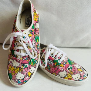 Vans x Hello Kitty sneakers, strl 36 - Unika Vans sneakers med Hello Kitty-tryck köpta i New York. Skorna har klassisk låg modell, vit sula och vita snören. Väl använda men i fint skick (för vem hade inte använt dessa ofta, eller hur?) Har tyvärr blivit för små för mig.