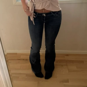 Låga jeans från nelly - Säljer dessa Lågmidjade jeans från Nelly. Mörkblåa med låg midja och detaljerade bakfickor. Använda fåtal gånger💞