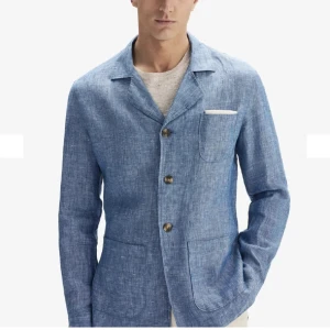 Blå linnékavaj från John Henric - Snygg blå kavaj i linne från John Henric. Klassisk modell. Passar till både skjorta och t-shirt. Storlek M 