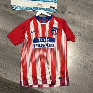Säljer 4 fotbollströjor 180 kr styck - Chelsea 23/24 borta ställ hazard på ryggen med nummer 10. atletico de madrid med griezman på ryggen nummer 7. Arsenal tröjan är utan namn och nummer och har ett litet hål vid nacken. Norge tröjan har sørloth nummer 9 på ryggen chelsea och atletico är storlek s och Arsenal storlek M norge storlek L