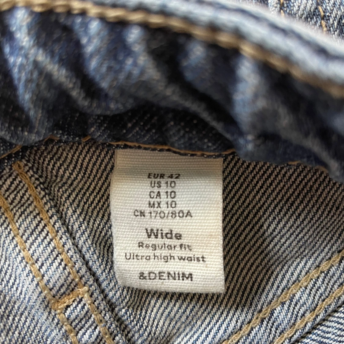 Mjuka jeans i avslappnad modell  - 2