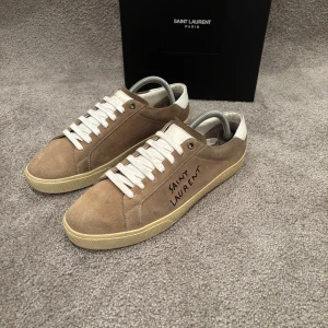 Saint Laurent skor  - Hej! Säljer nu dessa snygga och eftertraktade Saint Laurent Skor! Storlek 42,5 Skick 9,9/10 (inprincip helt nya, inga defekter) Ny pris= 8000 kr, säljs för 2799 kr! OG medföljer vid köp= box! Dessa skor är väldigt unika och väldigt svåra att få tag på