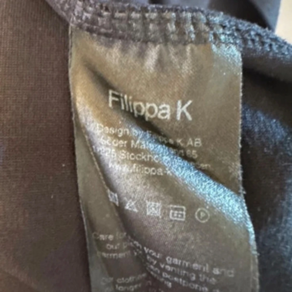 Svart klänning från Filippa K – tidlös och figurnära modell - 3