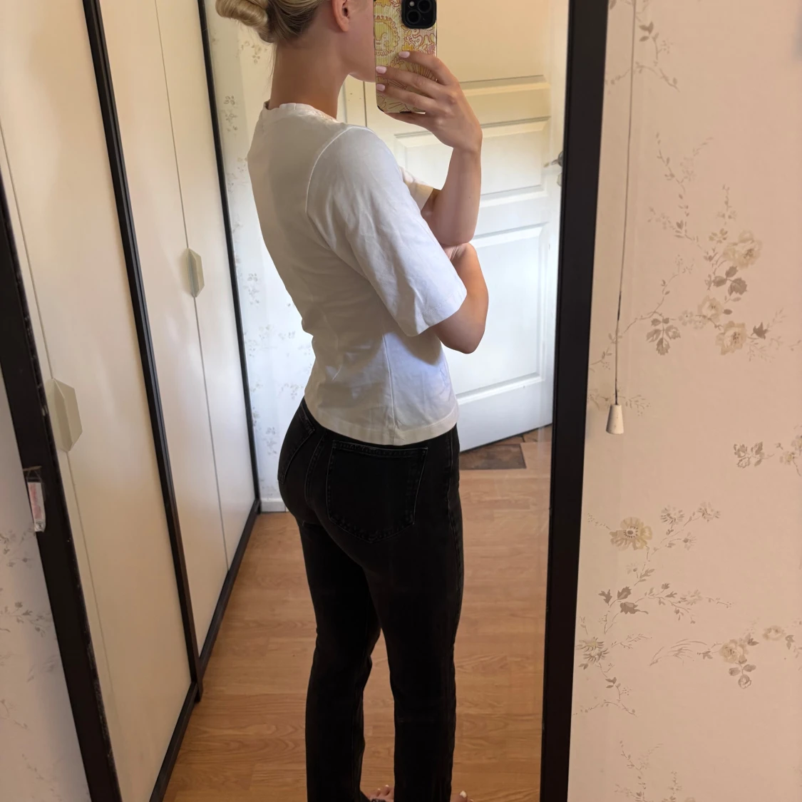 Svarta högmidjade jeans med bootcut - 1