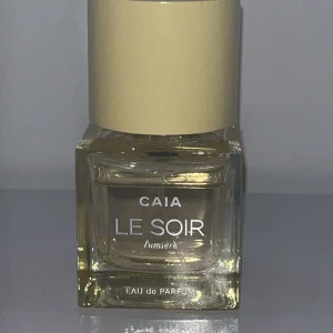 CAIA Le Soir Lumière Eau de Parfum - Parfym ifrån CAIA Le Soir Lumière. Luktar jätte gott men tröttnat lite på lukten! Använd ett antal gånger!