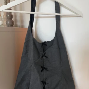 Halternecktopp Zara - Jätte snygg halternecktopp från Zara, använd några gånger i bra skick