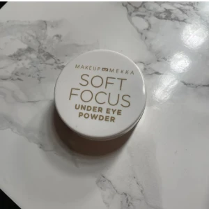 Puder  - Nytt oanvändt soft focus under eye powder ifrån makeup mekka, hör gärna av er vid intresse🫶🏻