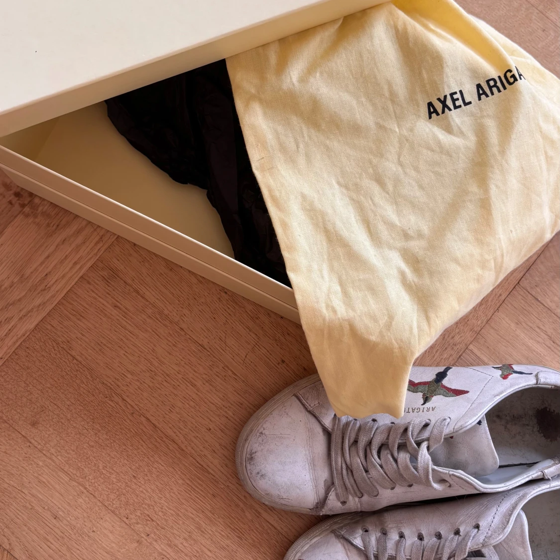 Vita sneakers från Axel Arigato (Kommer torka av dem och fixa innan jag säljer)