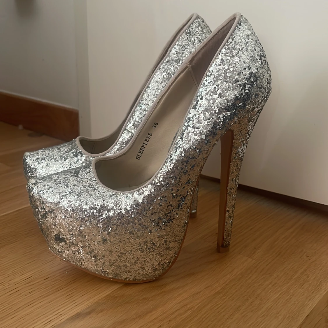 Glittriga silverpumps från Sleepless - 1