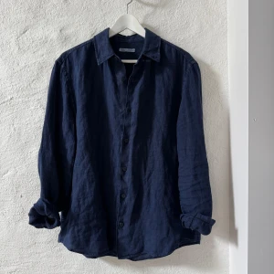 Linnesskjorta, 100% linnen - Säljer en mörkblå linnesskjorta från Zara i storlek S. 100 % linne och helt ny, aldrig använd. Säljes eftersom jag köpt en annan och inte kan lämna tillbaka denna. Nypris: 649 kr
